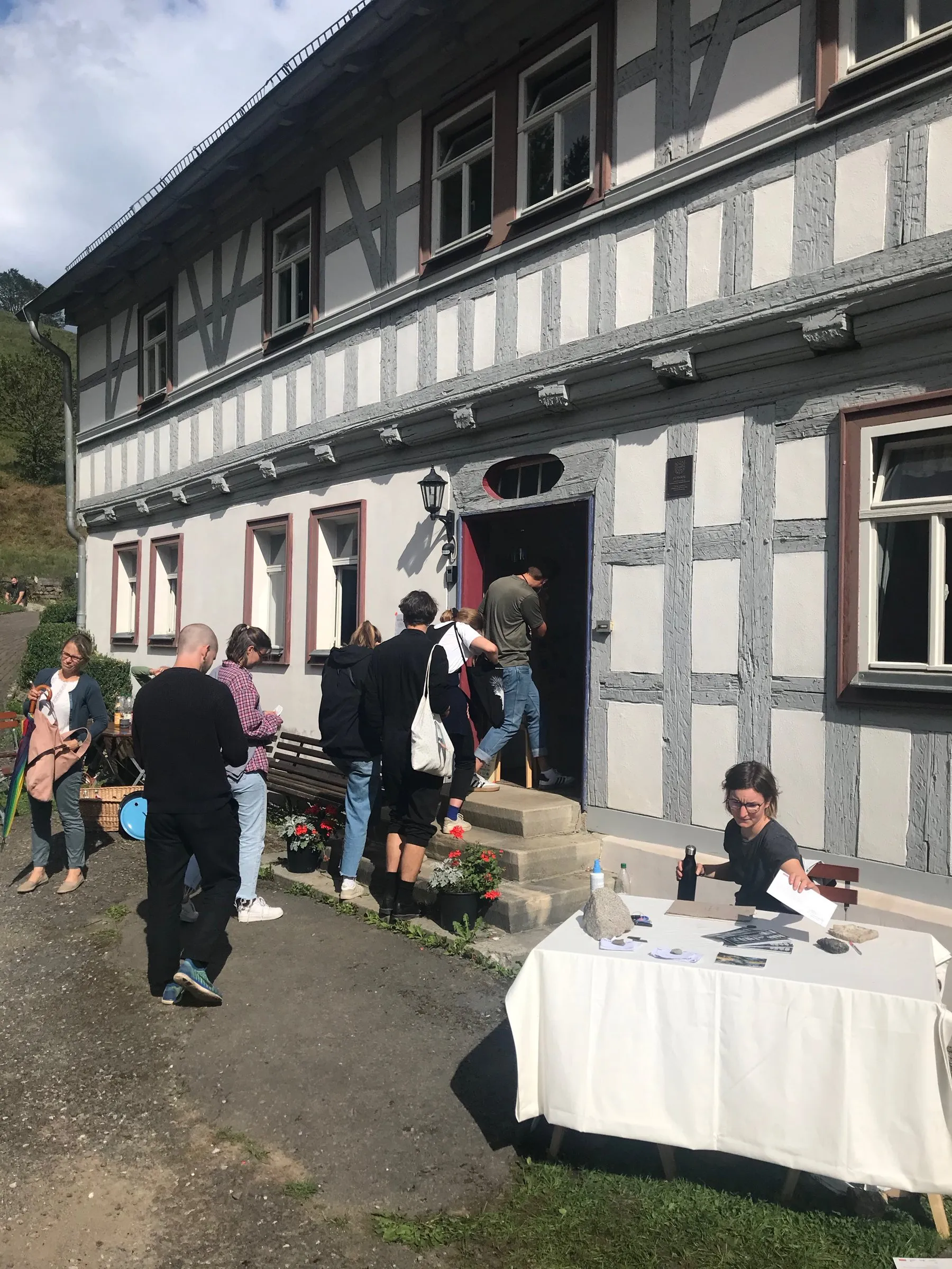 Besucherinnen und Besucher vor dem Eingang des Hauses