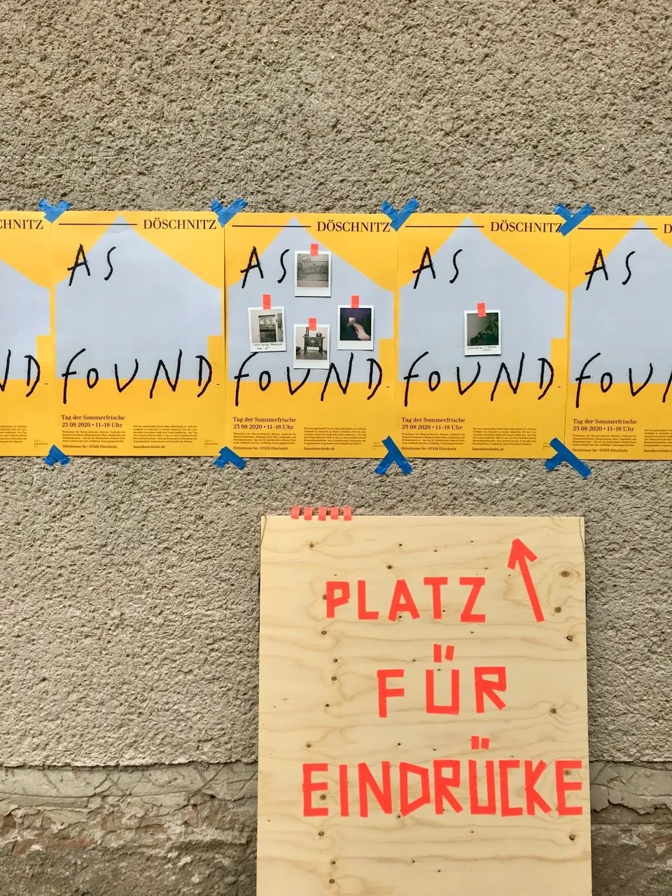 Plakatwand mit As-Found-Plakaten und einem Schild: Platz für Eindrücke