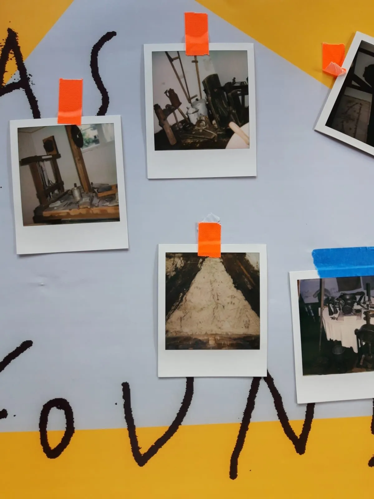 Polaroids von Besucherinnen und Besuchern an der Plakatwand