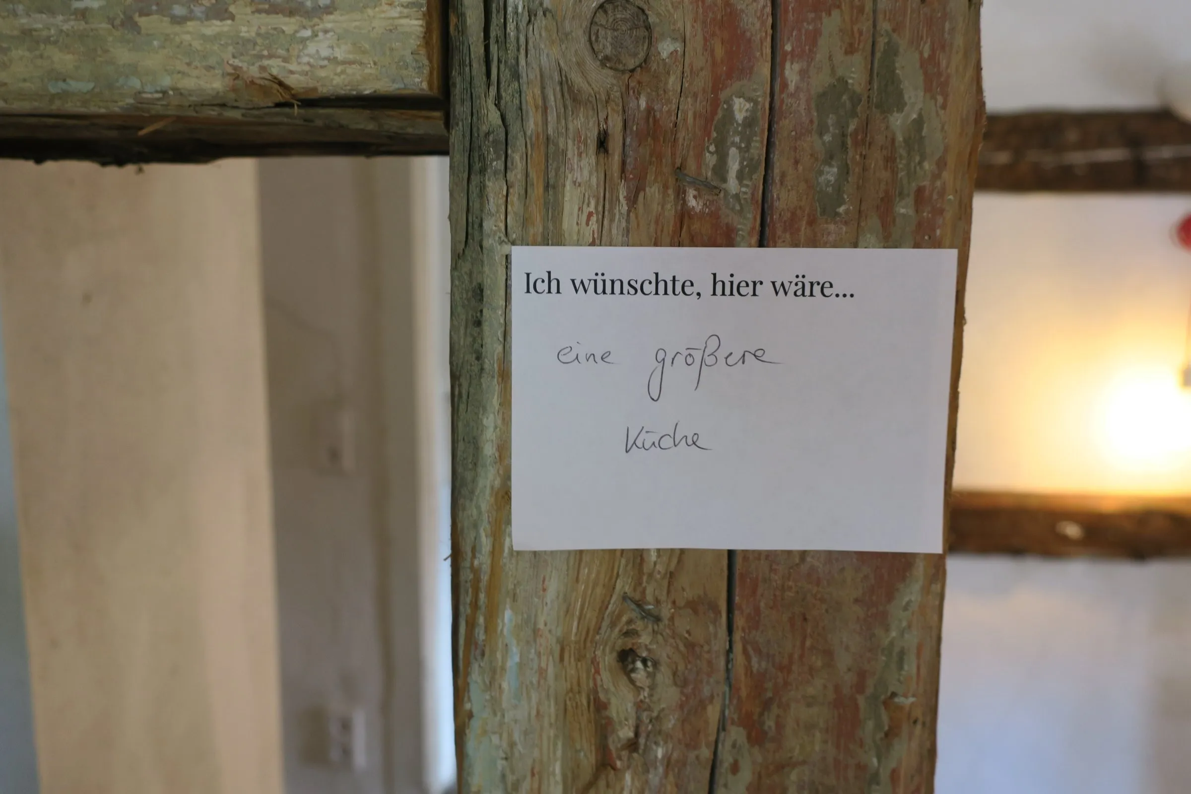Zettel an einem Holzbalken: Ich wünschte, hier wäre …